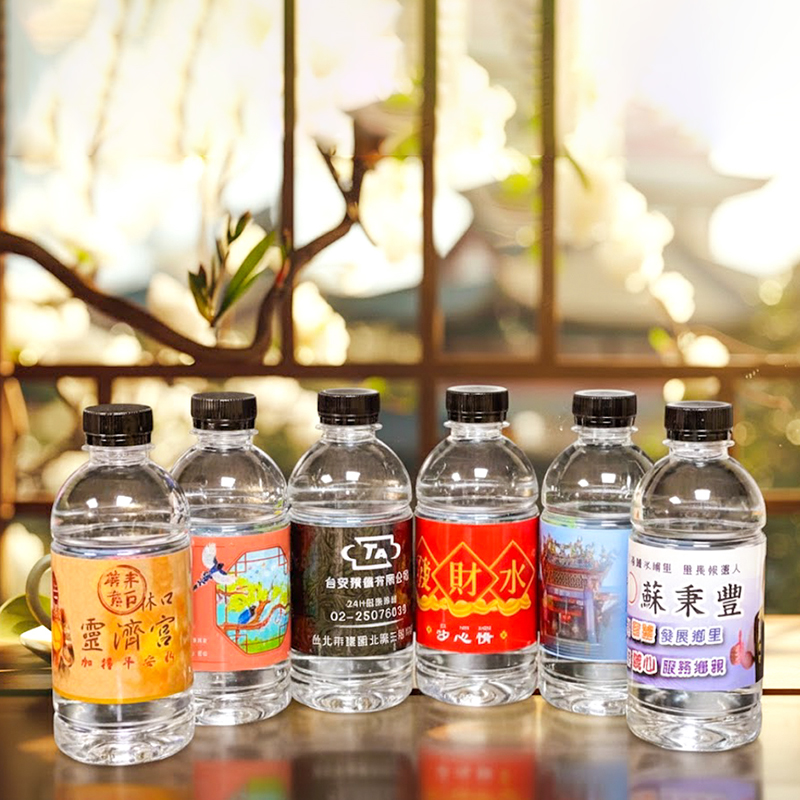 客製化展示 - 不同 Logo 的水瓶並列、商務場景